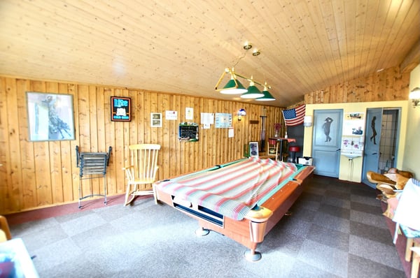 Immeuble rénové en 516 de 6 appartements + 1 Bar-Restaurant 16