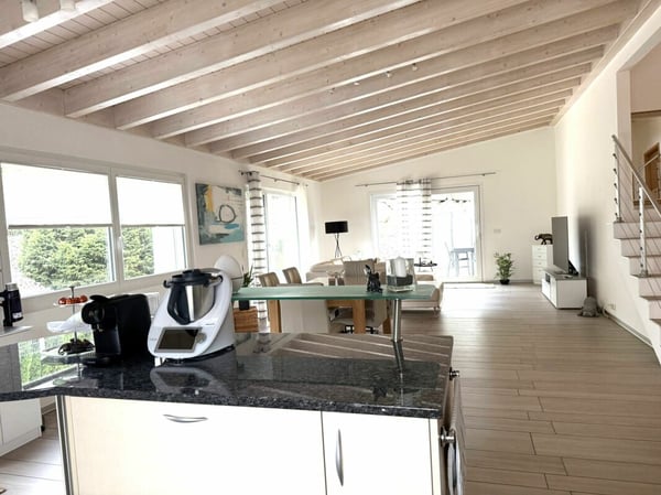 Une villa de 208 m² pleine de charme et de caractère, loin des constructions standardisées, sur un magnifique terrain arboré. 14