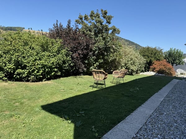 Une villa de 208 m² pleine de charme et de caractère, loin des constructions standardisées, sur un magnifique terrain arboré. 9
