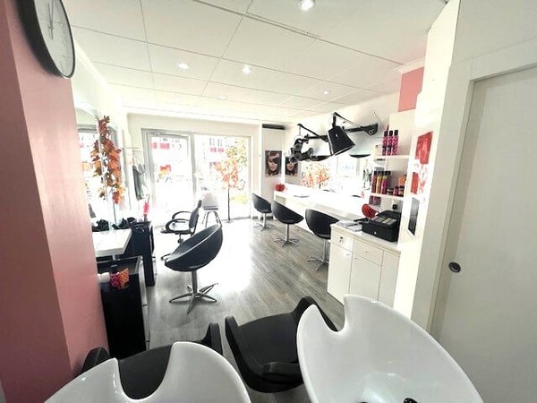 SION, salon de coiffure de 22 m2 au coeur de la ville 5