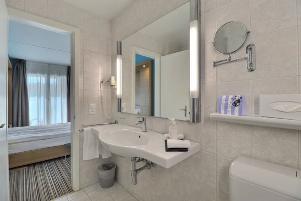 GRANDE CHAMBRE MEUBLEE DANS L'HOTEL MONA 8
