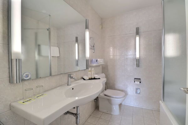 GRANDE CHAMBRE MEUBLEE DANS L'HOTEL MONA 7