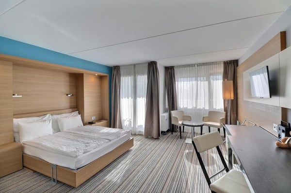 GRANDE CHAMBRE MEUBLEE DANS L'HOTEL MONA 2