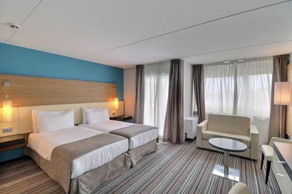 GRANDE CHAMBRE MEUBLEE DANS L'HOTEL MONA 5