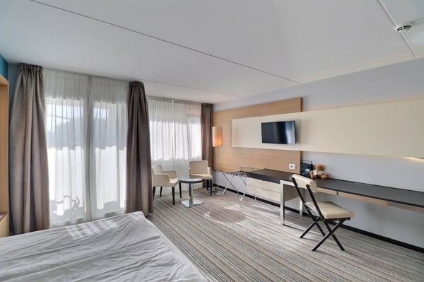 GRANDE CHAMBRE MEUBLEE DANS L'HOTEL MONA 1