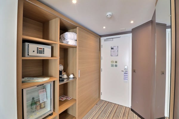 GRANDE CHAMBRE MEUBLEE DANS L'HOTEL MONA 6