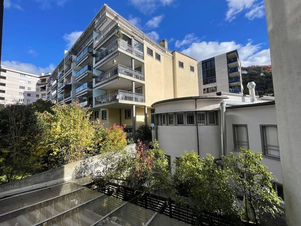 EN PARFAIT ETAT - AU CENTRE - VUE SUR LE LAC 5