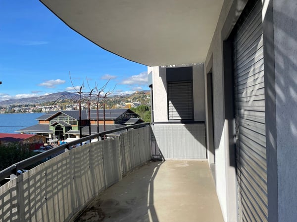 EN PARFAIT ETAT - AU CENTRE - VUE SUR LE LAC 4