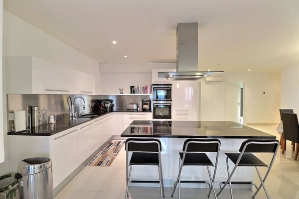 EN PARFAIT ETAT - AU CENTRE - VUE SUR LE LAC 8