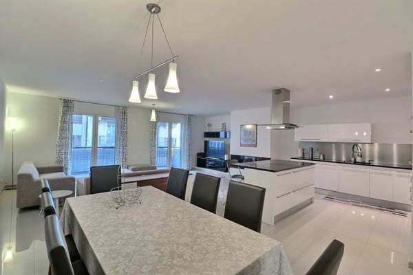 EN PARFAIT ETAT - AU CENTRE - VUE SUR LE LAC 1