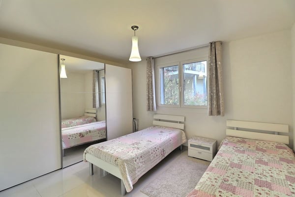 EN PARFAIT ETAT - AU CENTRE - VUE SUR LE LAC 13