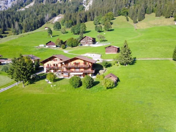 Grande propriété à vendre comprenant 2 chalets ! 5