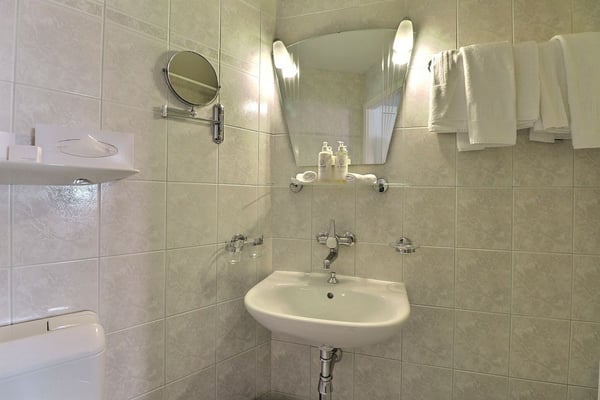 GRANDE CHAMBRE DOUBLE DANS HOTEL MONA 7