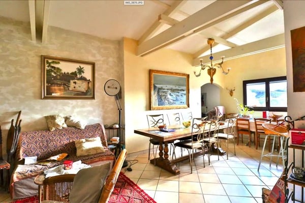 House of 250 m2 net useful space surrounded by greenery 4