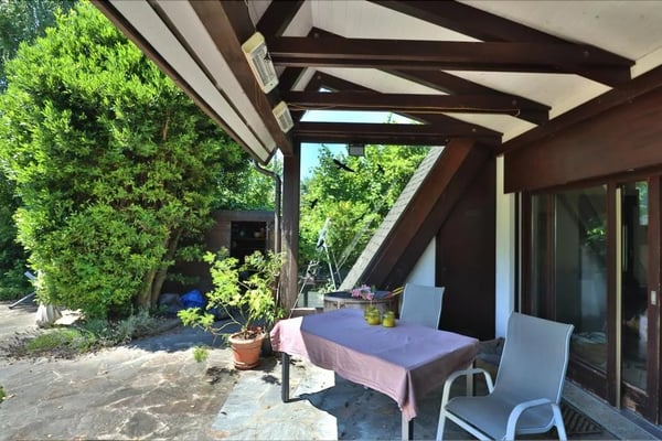 House of 250 m2 net useful space surrounded by greenery 9