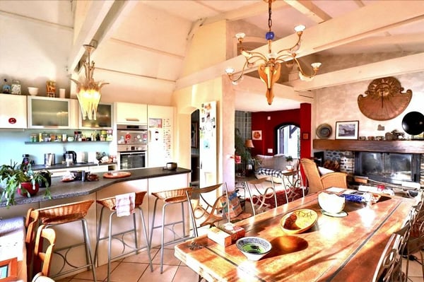 House of 250 m2 net useful space surrounded by greenery 6
