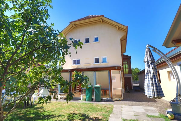 Single-family villa with annex