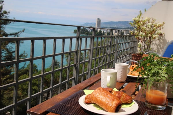 Frontline lakefront furnished Apartment with Spectacular Views 8