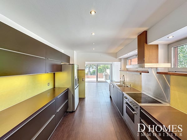 UNIQUE - Magnifique propriété avec jardin et vue dégagée sur le lac 8