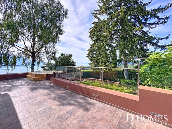 UNIQUE - Magnifique propriété avec jardin et vue dégagée sur le lac 9
