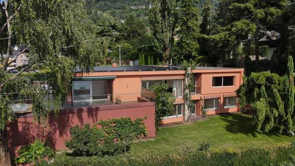 UNIQUE - Magnifique propriété avec jardin et vue dégagée sur le lac 2