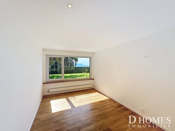 UNIQUE - Magnifique propriété avec jardin et vue dégagée sur le lac 11