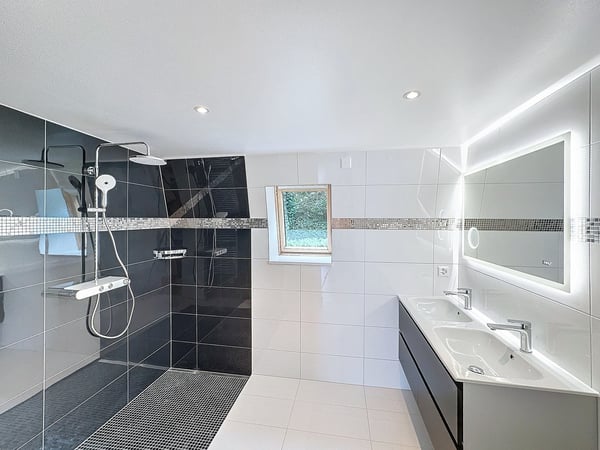 Situation unique - Magnifique villa rénovée avec jardin et vue lac 13