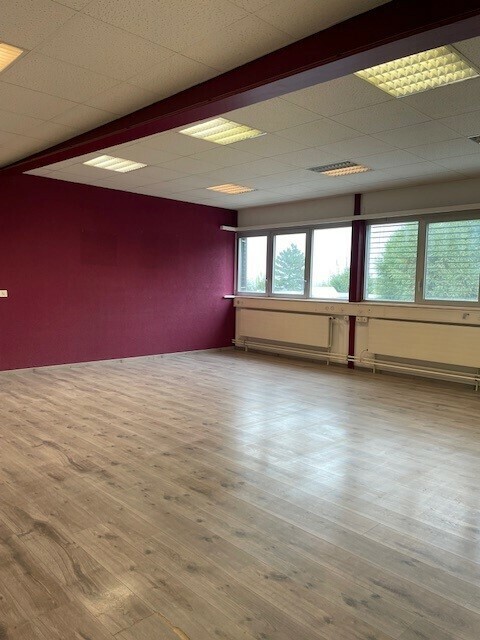 Bureaux administratifs en zone industrielle (2 minutes de l'autoroute) 8