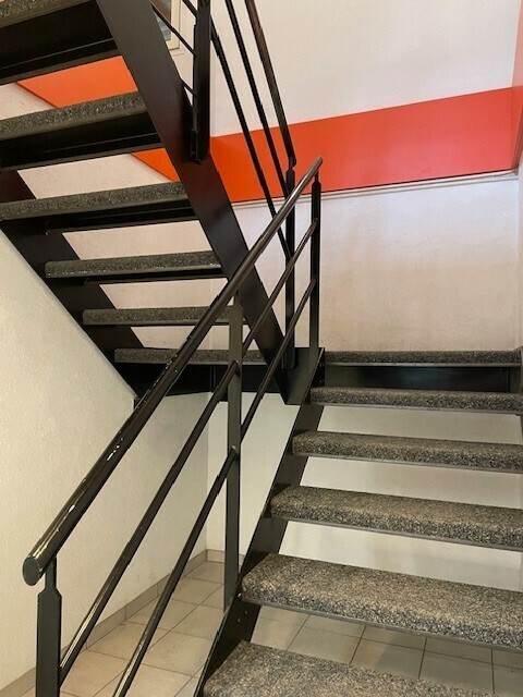 Bureaux administratifs en zone industrielle (2 minutes de l'autoroute) 6