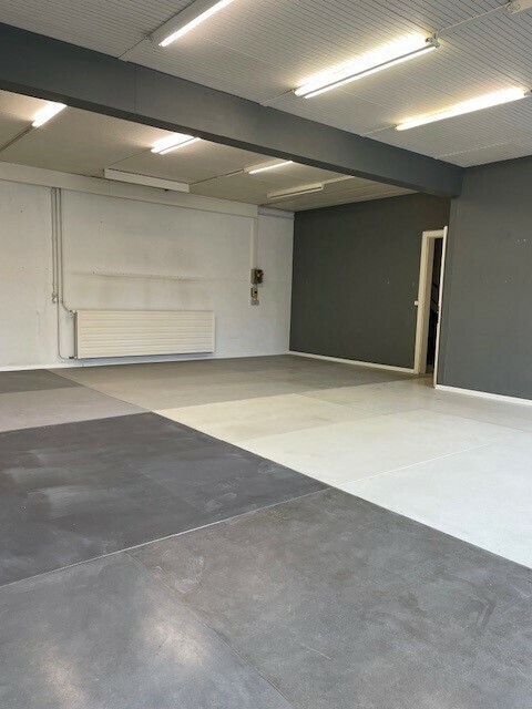 Bureaux administratifs en zone industrielle (2 minutes de l'autoroute) 3