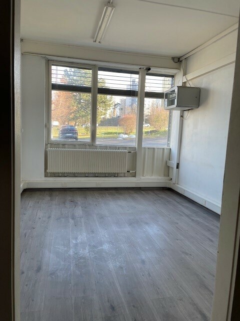 Bureaux administratifs en zone industrielle (2 minutes de l'autoroute) 5