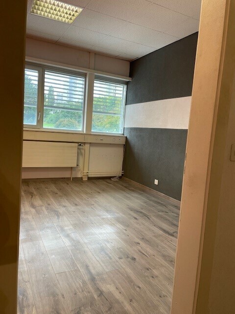 Bureaux administratifs en zone industrielle (2 minutes de l'autoroute) 10