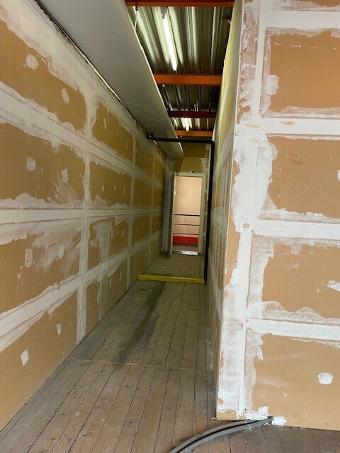 Bureaux administratifs en zone industrielle (2 minutes de l'autoroute) 12