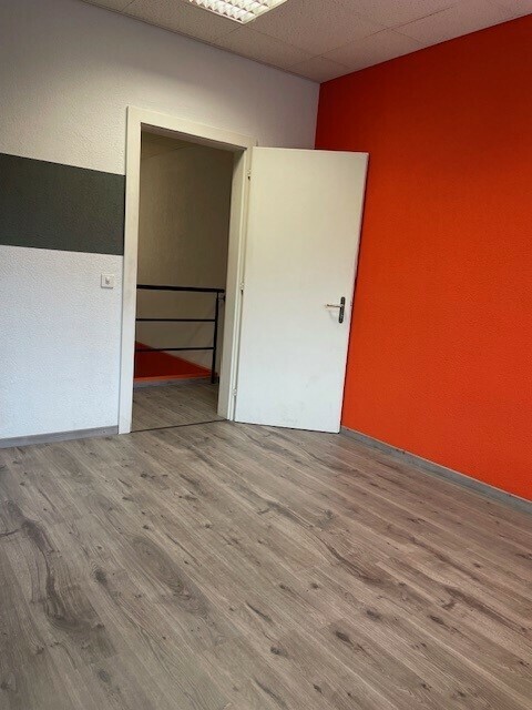 Bureaux administratifs en zone industrielle (2 minutes de l'autoroute) 9