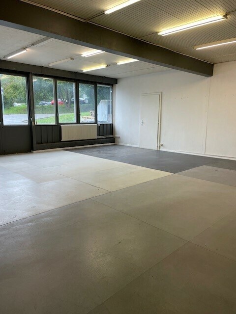 Bureaux administratifs en zone industrielle (2 minutes de l'autoroute) 2