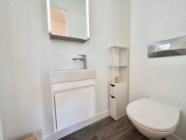 Bel appartement meublé de 2,5 pièces avec balcon à Brent 15