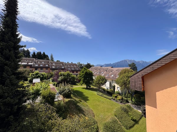 Bel appartement meublé de 2,5 pièces avec balcon à Brent 12
