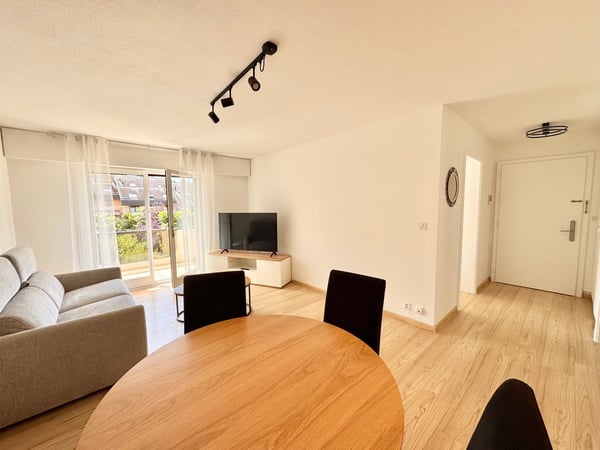 Bel appartement meublé de 2,5 pièces avec balcon à Brent 6