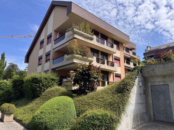 Bel appartement meublé de 2,5 pièces avec balcon à Brent 1