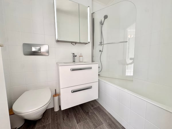 Bel appartement meublé de 2,5 pièces avec balcon à Brent 14