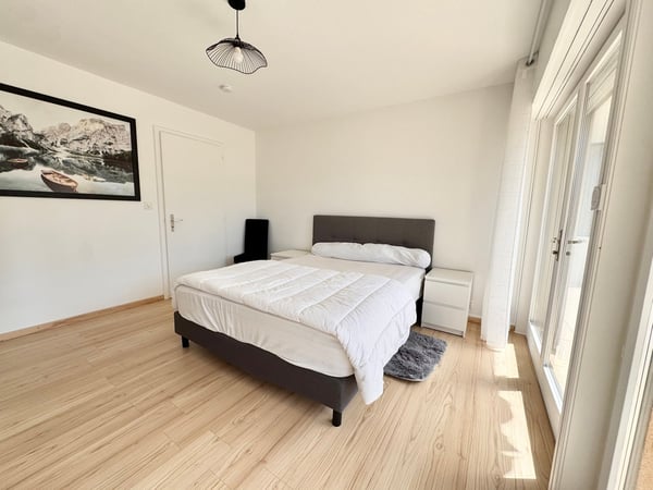 Bel appartement meublé de 2,5 pièces avec balcon à Brent 11