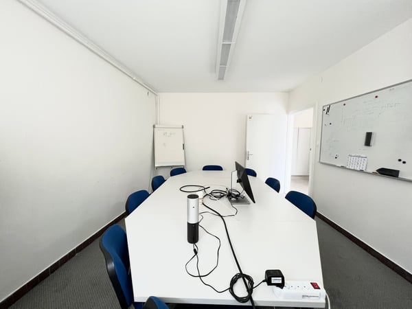 Spacieux bureaux sur 2 étages proche des commodités 3