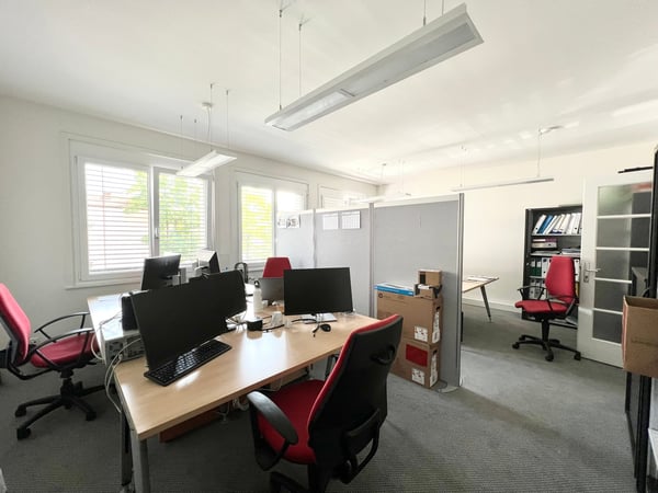 Spacieux bureaux sur 2 étages proche des commodités 13