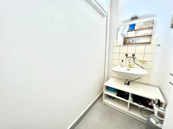 Spacieux bureaux sur 2 étages proche des commodités 11