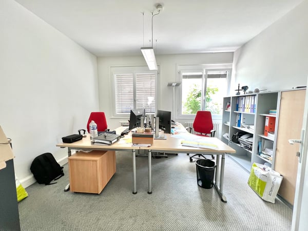 Spacieux bureaux sur 2 étages proche des commodités 12