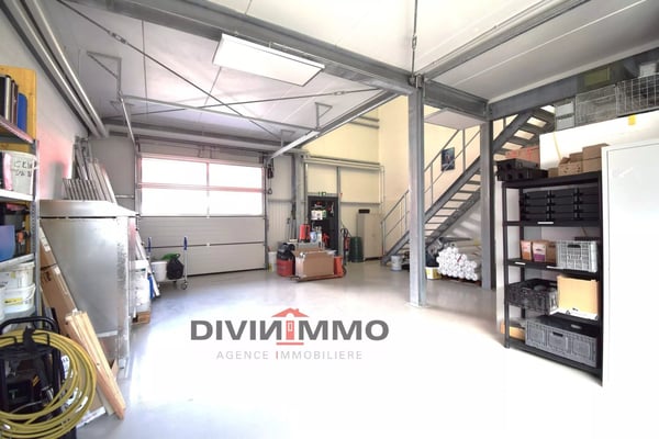 Hall industrielle de 145 m2 avec 5 places de parc 2