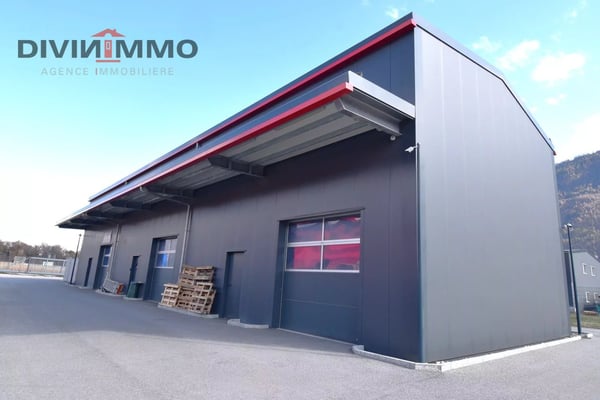 Hall industrielle de 145 m3 avec 5 places de parc 1
