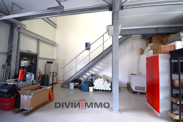 Hall industrielle de 145 m2 avec 5 places de parc 4