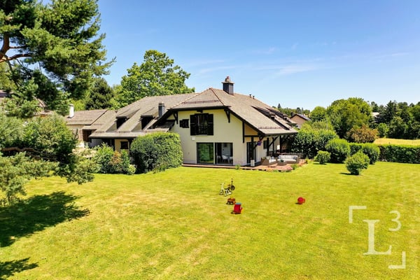 Spacieuse propriété avec grand jardin et vue sur les Alpes 1
