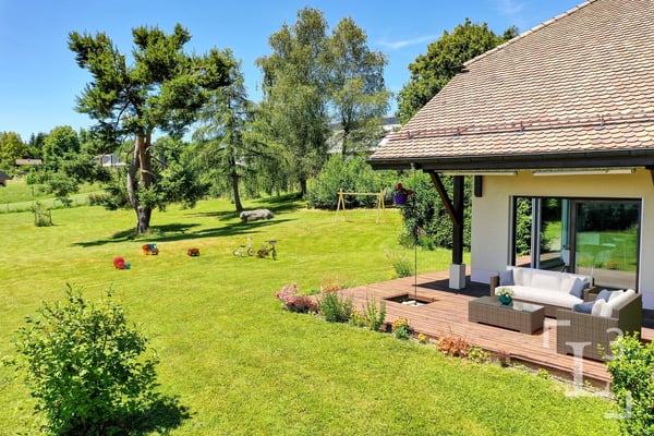 Spacieuse propriété avec grand jardin et vue sur les Alpes 1